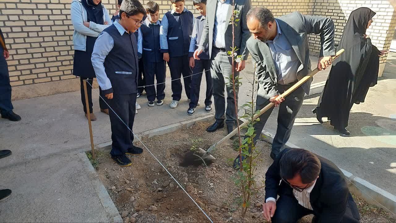 برگزاری پویش سبز به مناسبت شهادت شهید حسین فهمیده و روز نوجوان و بسیج دانش آموزی در دبستان پسرانه برادران طالبی شهرستان محلات