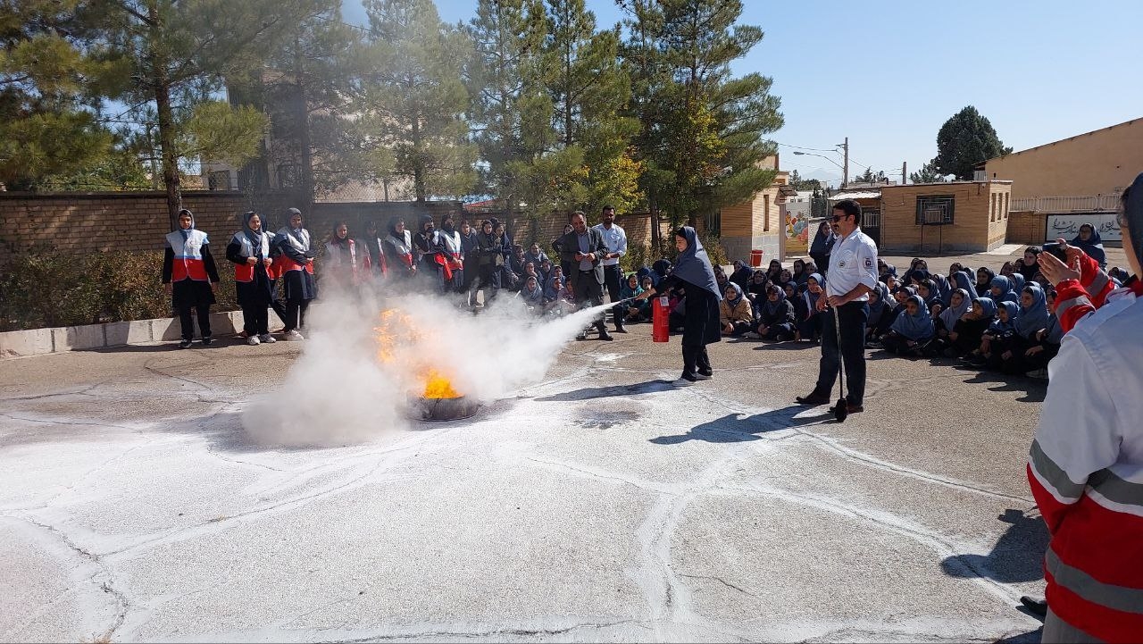 همزمان با هفته پدافند غیرعامل، مانور زلزله و ایمنی در دبیرستان دخترانه شهید ابراهیمی محلات برگزار شد.