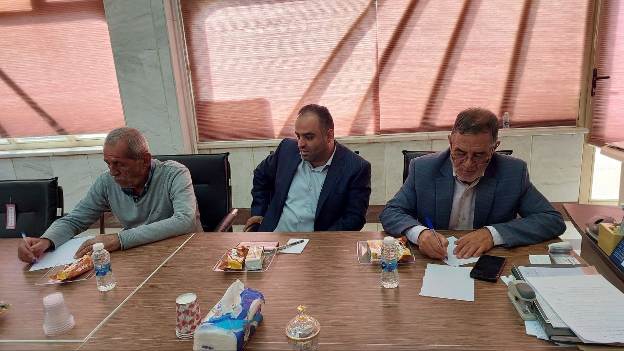 جلسه بررسی مسائل و مشکلات گلکاران و گلخانه‌داران شهرستان محلات برگزار شد.