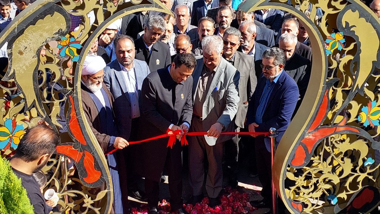 آئین افتتاح هفتمین و بزرگترین فرش سرگل قاره کهن در شهرستان محلات برگزار شد.