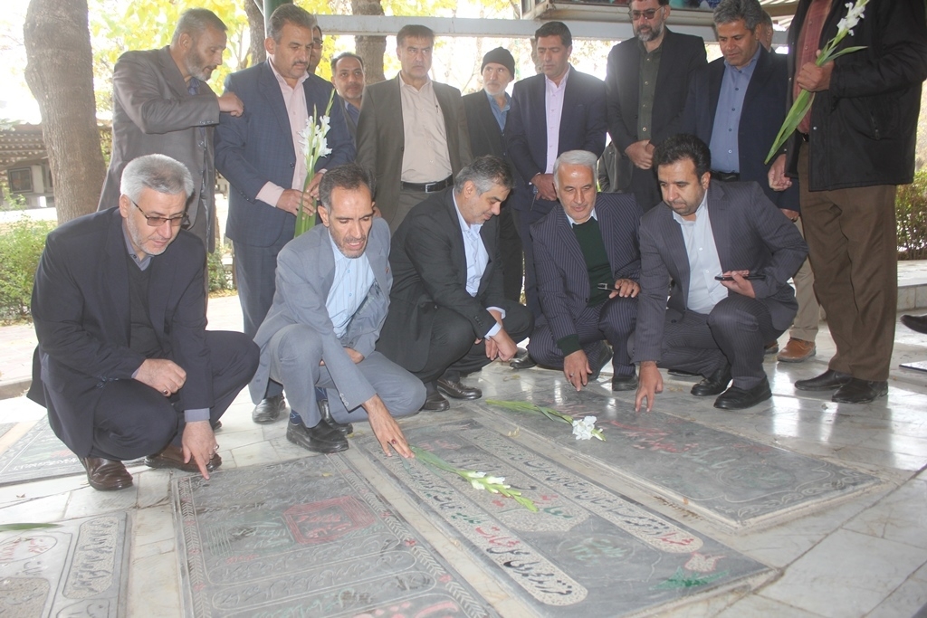 قبور مطهر شهدای شهرستان خمین با حضور استاندار مرکزی گلباران شد