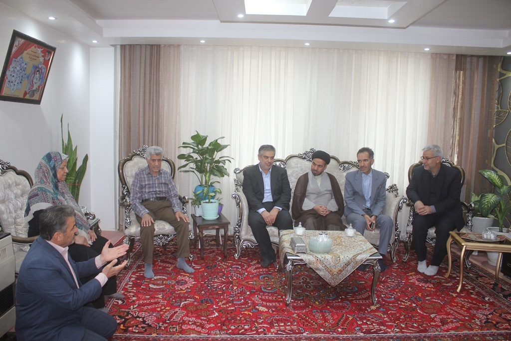استاندار مرکزی با خانواده معظم شهید علی خسروی در خمین دیدار کرد