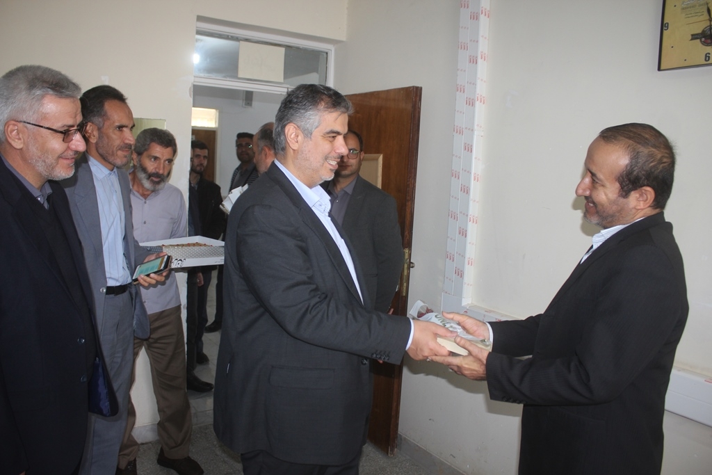استاندار مرکزی با کارکنان فرمانداری خمین دیدار کرد