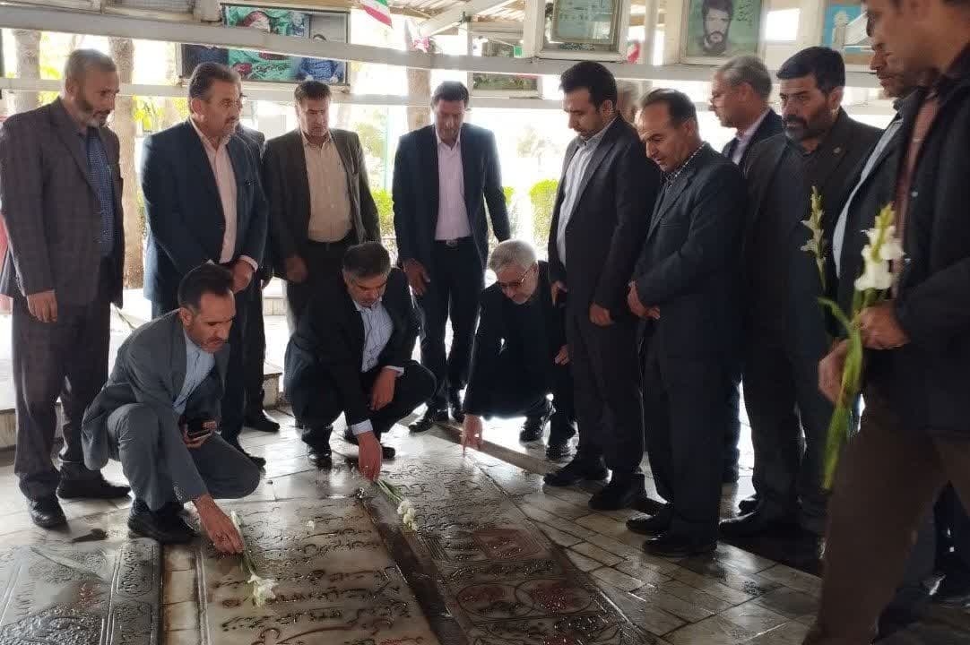 ادای احترام استاندار مرکزی به شهدای شهرستان خمین