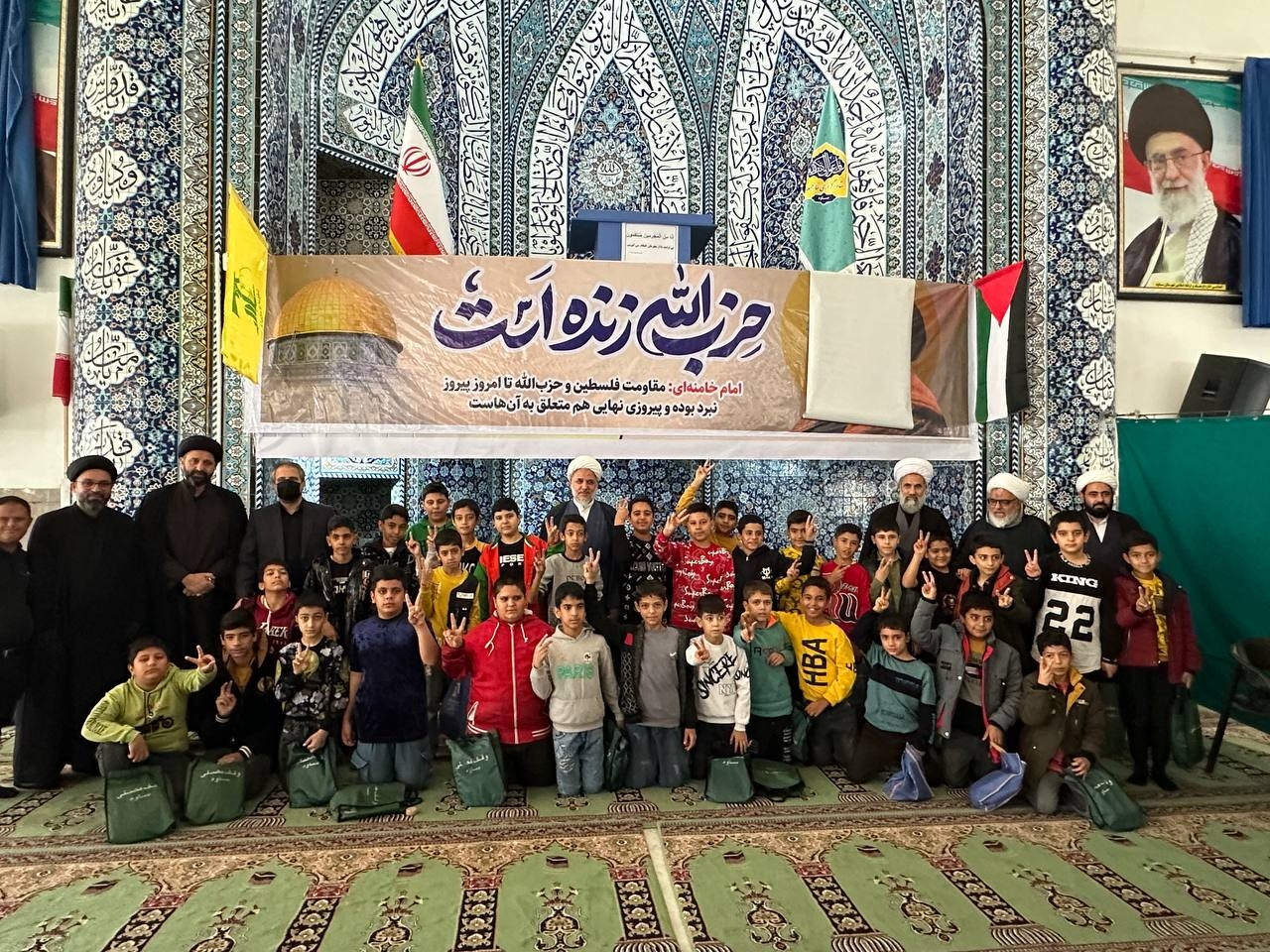 حضور جمعی از دانش آموزان مدارس شهرستان در آئین نماز جمعه