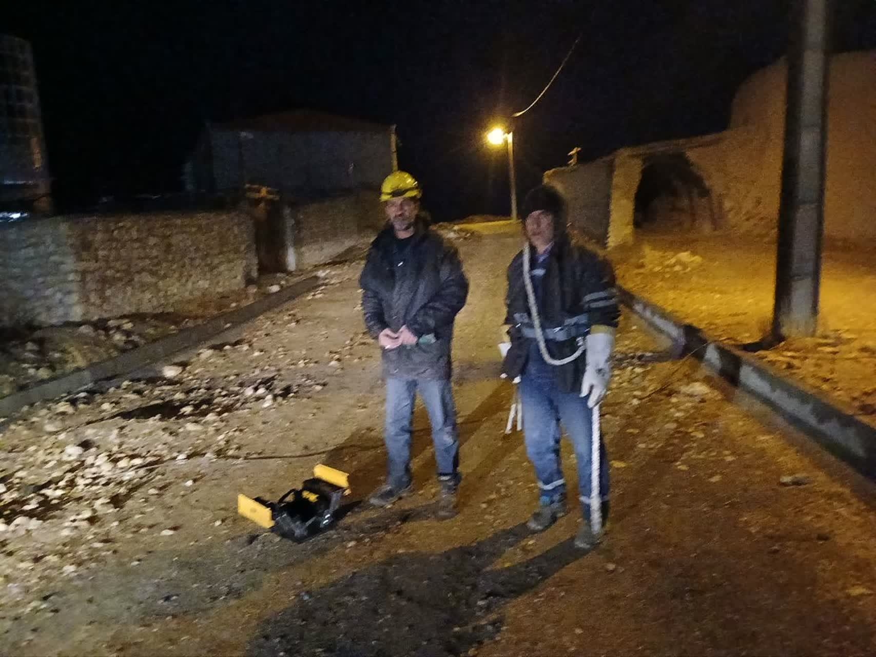 پرسنل امداد اداره برق درحال تعویض کابل برق معابر ولیدآباد زیر باران تشکر ویژه از نیروهای زحمتکش اداره برق شهرستان