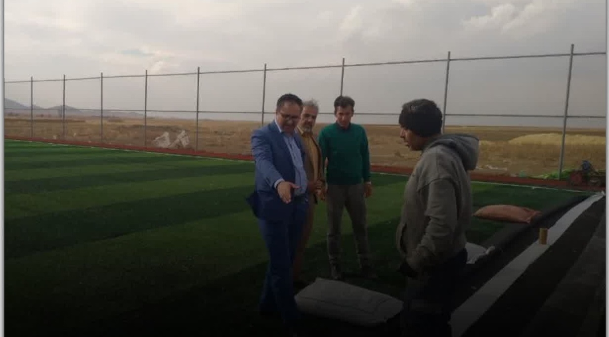 زمین چمن مصنوعی روستای اسفندان در آستانه بهره برداری