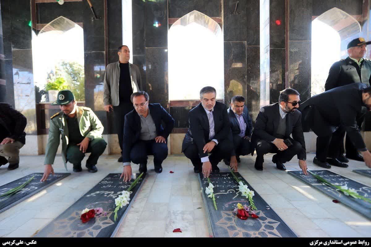 ادای احترام استاندار مرکزی به مقام شامخ شهدا در شهر تفرش