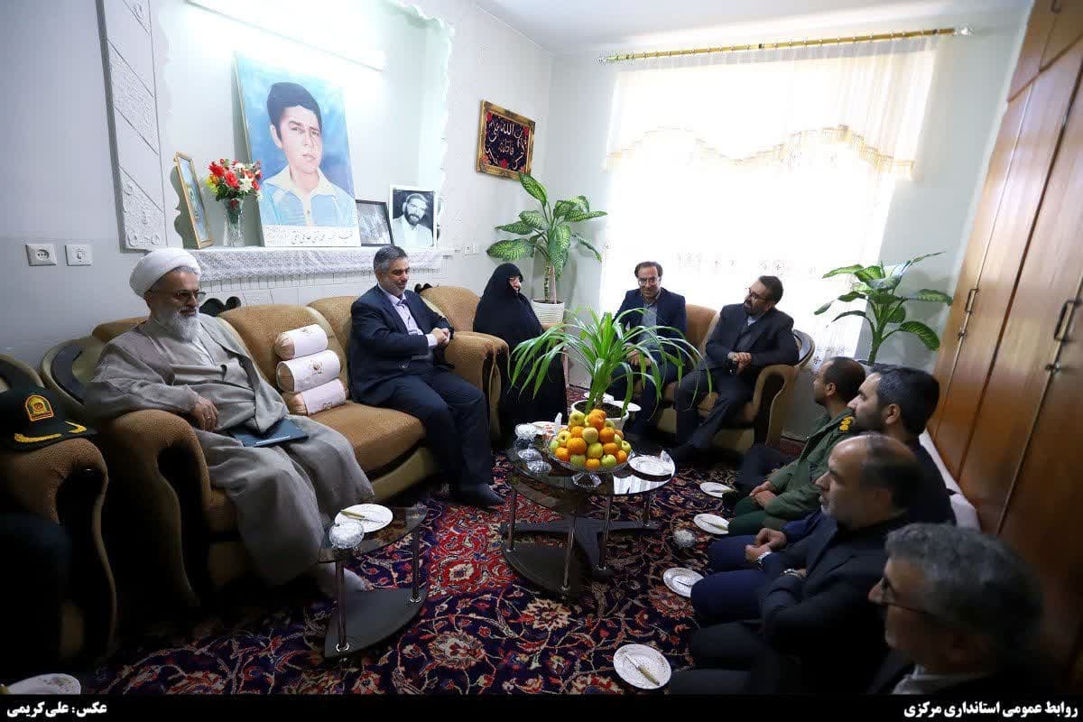 تجلیل استاندار مرکزی از مادر شهید "حمید حاجی نقی" در تفرش