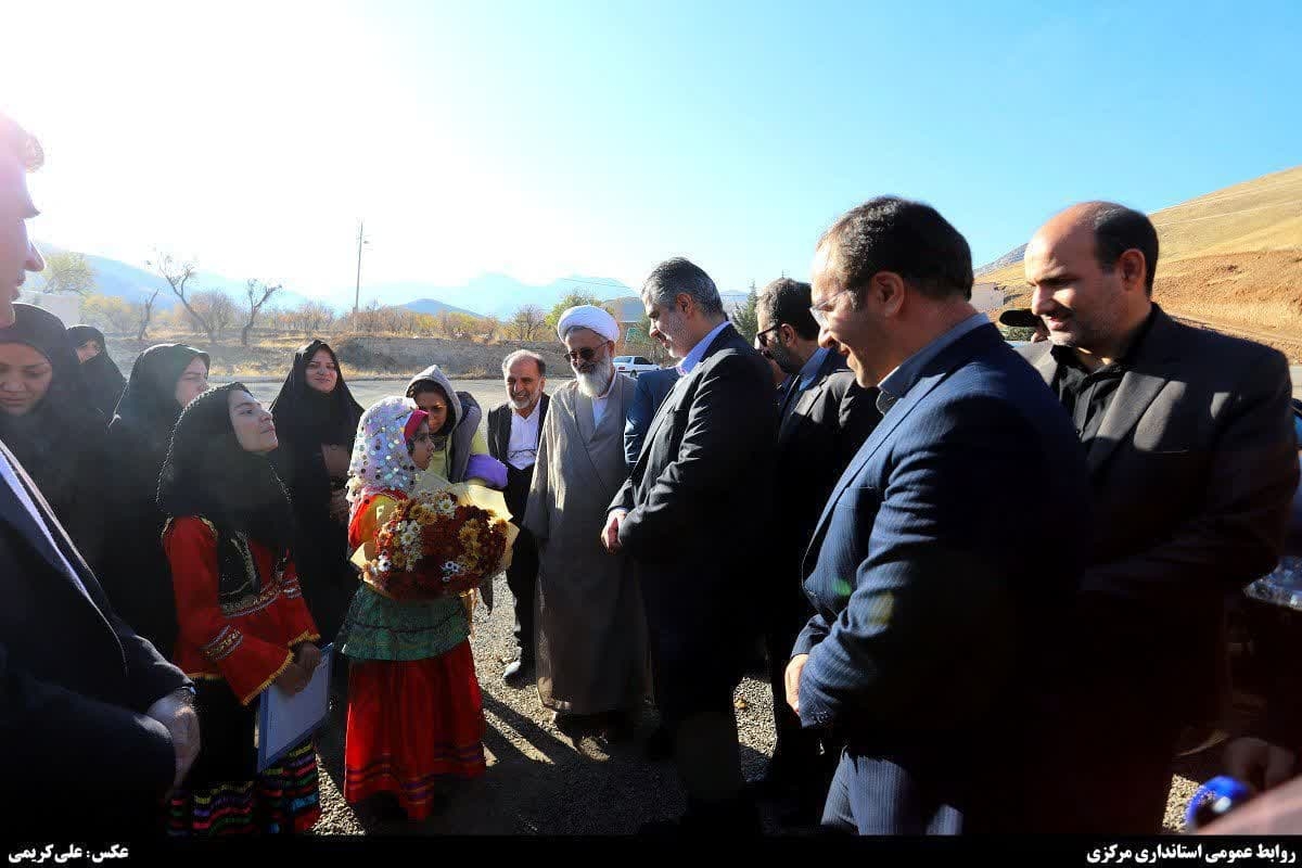 ادای احترام استاندار مرکزی به شهدای گمنام در شهر تفرش