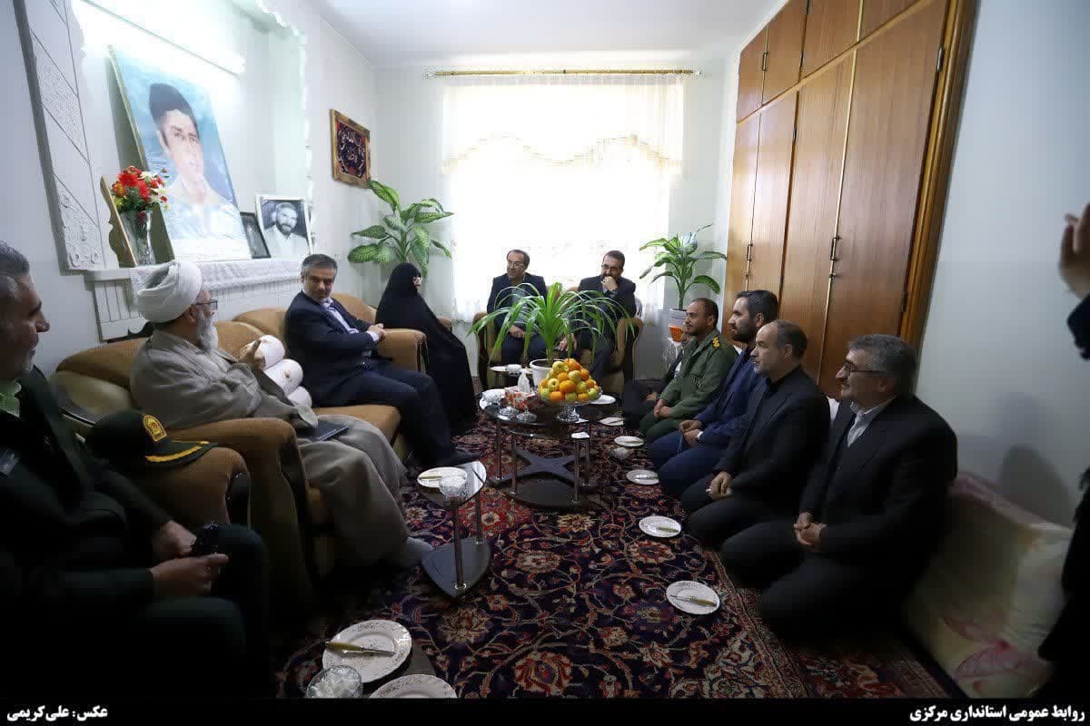 تجلیل استاندار مرکزی از مادر شهید "حمید حاجی نقی" در تفرش   :