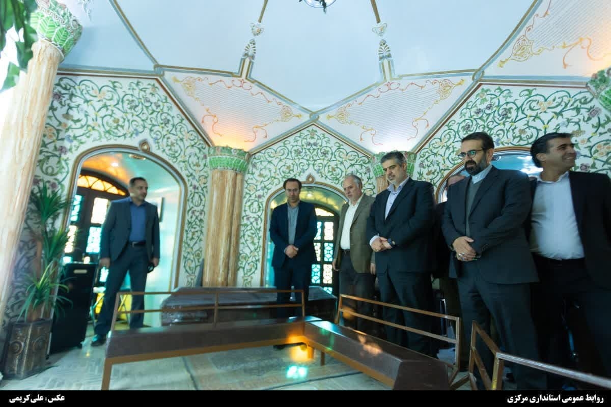حضور استاندار مرکزی در آرامگاه پروفسور حسابی در تفرش