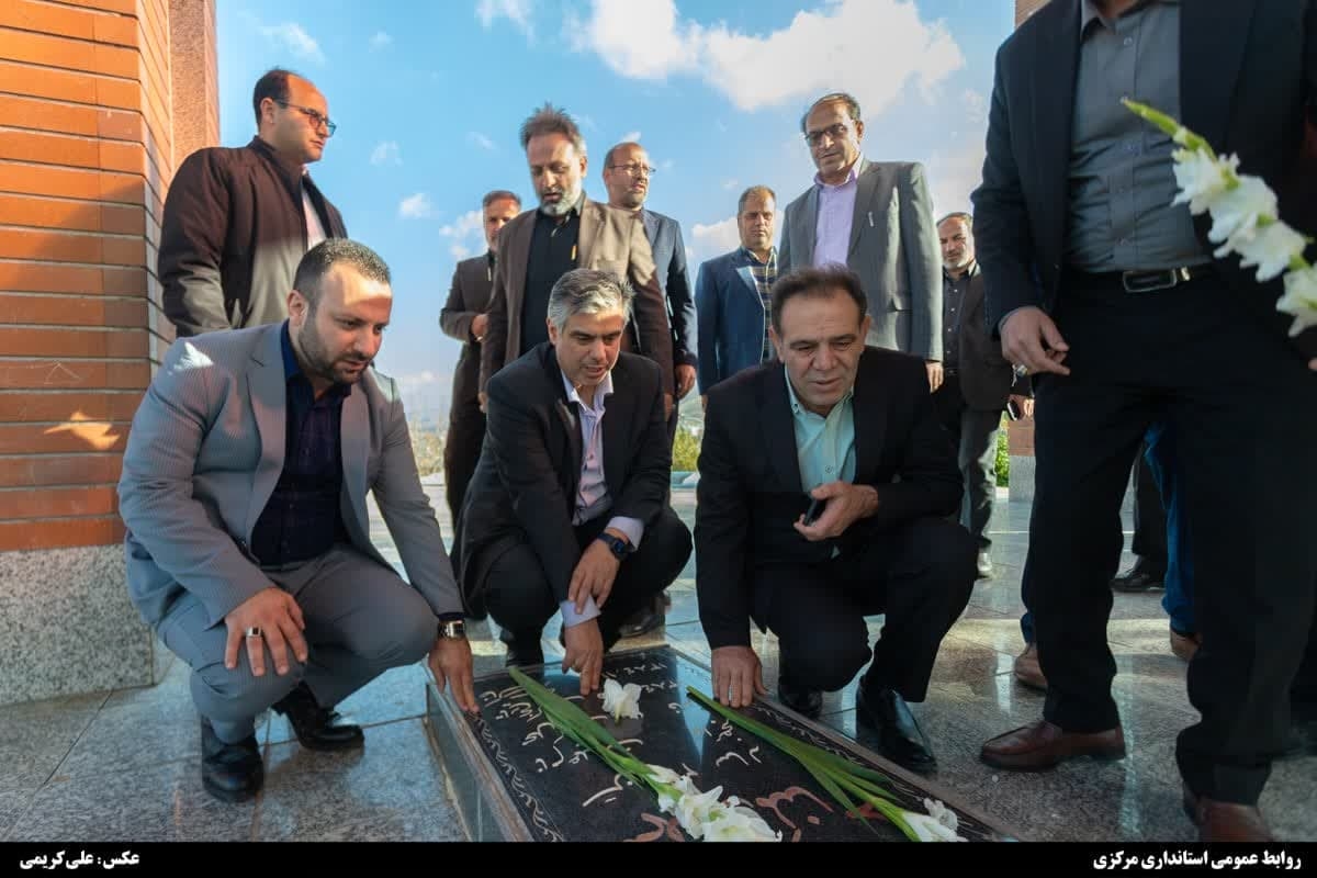 ادای احترام استاندار مرکزی به مقام شامخ شهدا در شهر شازند