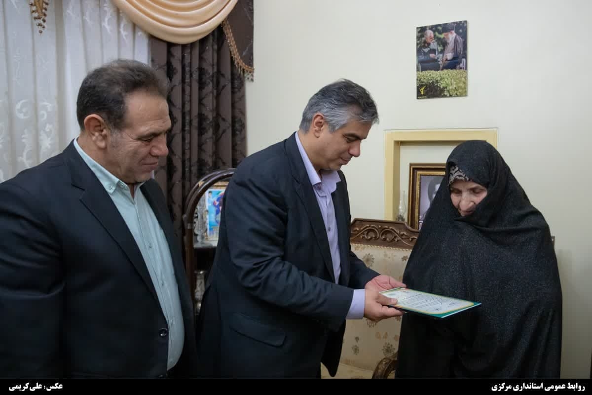 تجلیل استاندار مرکزی از مادر گرامی سردار شهید "سیاوش امیری"