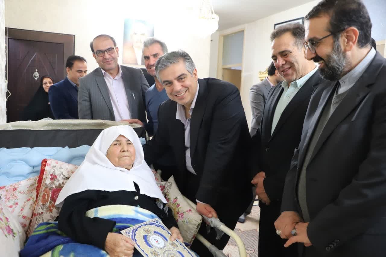 دیدار استاندار مرکزی با مادر گرامی شهیدان فرهمند/ تقدیم سه لاله سرخ برای آرمان‌های انقلاب