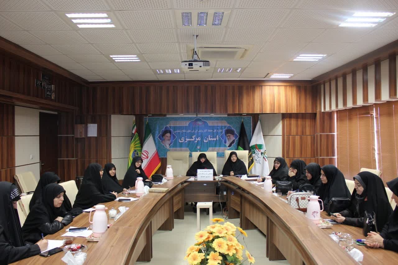 پنجاه و نهمین جلسه شورای هماهنگی زنان در دفاع مقدس استان مرکزی به ریاست مدیرکل امور بانوان و خانواده استانداری مرکزی و حضور نمایندگان ثابت دستگاه های اجرایی برگزار شد .
✅  در این نشست برنامه ریزی و هماهنگی لازم جهت برگزاری  دوازدهمین جشنواره اسوه های صبر و مقاومت انجام گرفت و مقرر شد این جشنواره در  دیماه سال جاری  هم زمان با  میلاد حضرت زهرا سلام الله علیها و بزرگداشت مقام مادر در مرکز استان محقق شود.
 مدیر کل دفتر اموربانوان و خانواده استانداری مرکزی در این نشست گفت؛  با توجه به شرایط منطقه موضوع اصلی این همایش ، تبیین نقش  بانوان از جبهه دفاع مقدس تا  جبهه مقاومت می باشد و معرفی سبک زندگی این بانوان در قالب فراخوان اسوه های صبر و مقاومت با تولید آثار هنری ( نقاشی ، پادکست ، کلیپ ، اینفوگرافی ، موشن گرافیک ، عکس ،فیلم کوتاه ، پوستر ، فیلم صد ثانیه ای)  در رده های سنی دانش آموزی ، دانشجویی ، اساتید و هنرمندان در سطح استان مدنظر است   که تمام دستگاه ها و تشکل های مردم نهاد لازم است در راستای تبلیغ گسترده و همکاری برای برگزاری همایش از تمام ظرفیت های موجود خود استفاده کنند.

سه شنبه ۲۹ آبان ۱۴۰۳