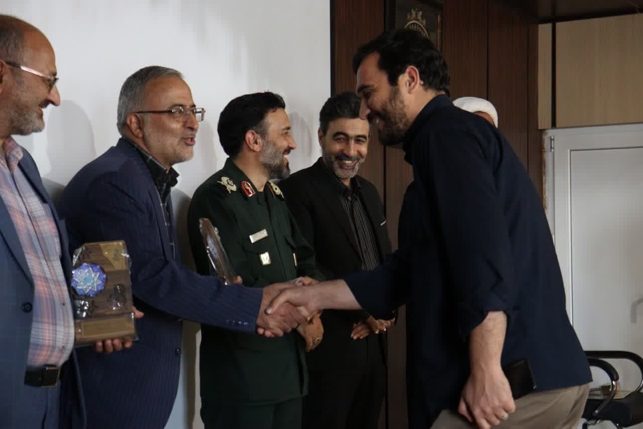 به مناسبت هفته بسیج، مراسم تجلیل از نخبگان بسیج دلیجان با حضور فرمانداردلیجان وجانشین فرمانده سپاه حضرت روح الله