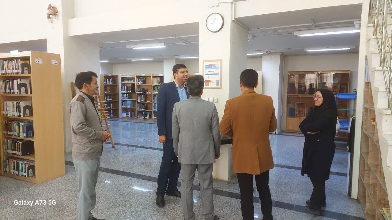 بازدید امیر هادی فرماندارشهرستان اراک از کتابخانه دکتر خزائی شماره یک اراک