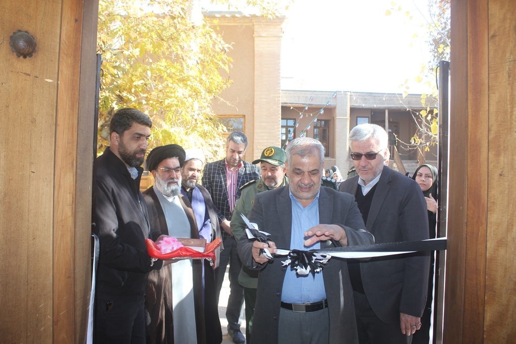 نمایشگاه اقتصاد مقاومتی به مناسبت هفته بسیج در خمین افتتاح شد