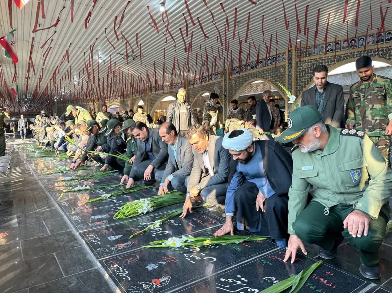 همزمان با هفته بسیج؛
مزار شهدای ساوه گلباران شد