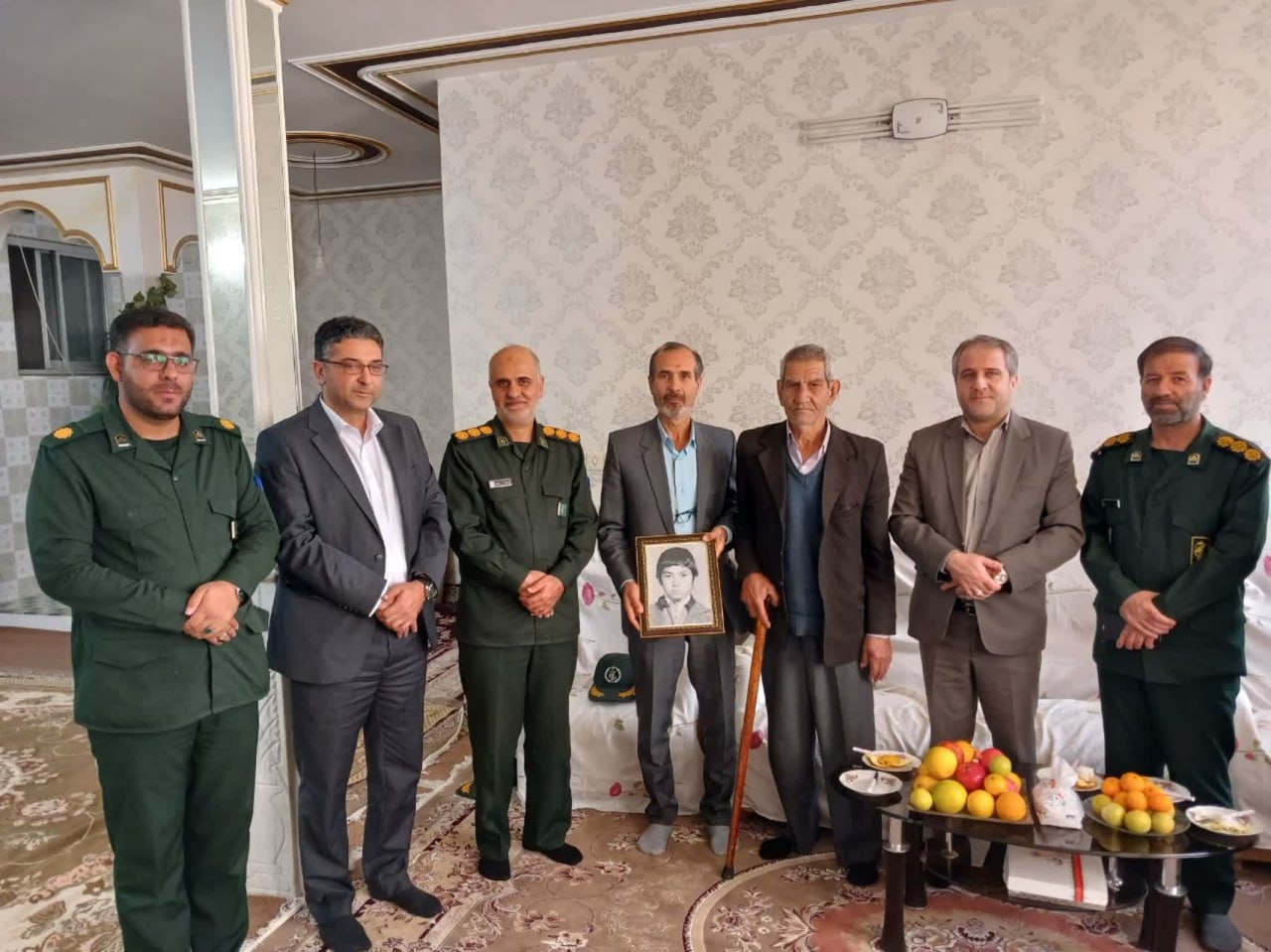 باحضور فرماندار ویژه ساوه؛
دیدار با خانواده شهید حسین راهی به مناسبت هفته بسیج انجام شد
