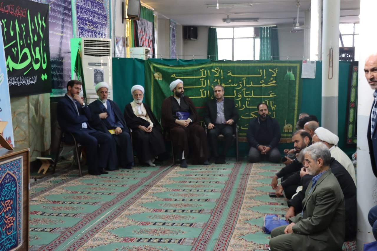حضور نماینده ولی فقیه در استان مرکزی در مسجد انقلاب ساوه