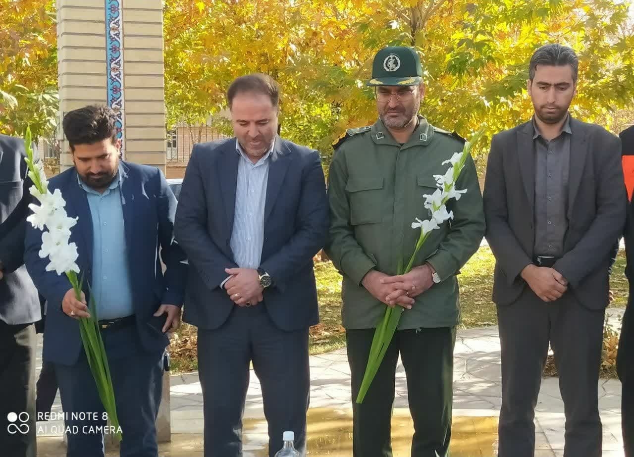 تجدید میثاق مسئولین با آرمان های شهدا با قرائت فاتحه و عطر افشانی