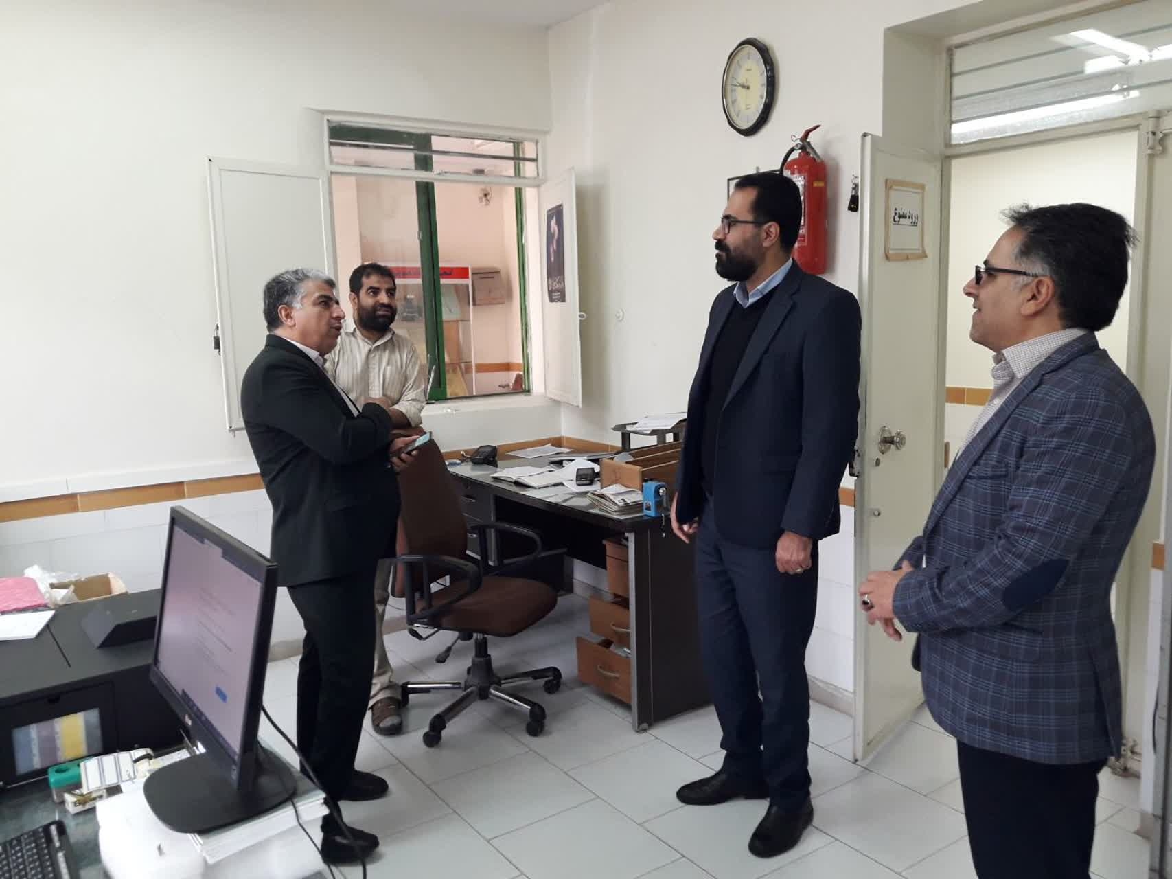 بازدید پزشگ نیا،مدیرکل محترم پدافند غیر عامل به همراه کریمی مدیرکل اداره کل ثبت احوال استان از ساختمان ثبت احوال فراهان.