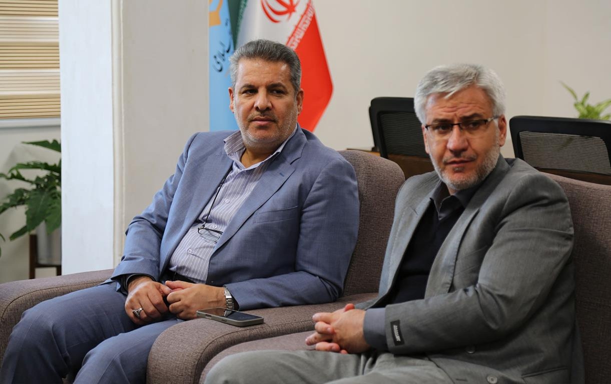 نشست فرماندار ، امام جمعه و نماینده مردم خمین در مجلس با رئیس بنیاد مسکن انقلاب اسلامی برگزار شد