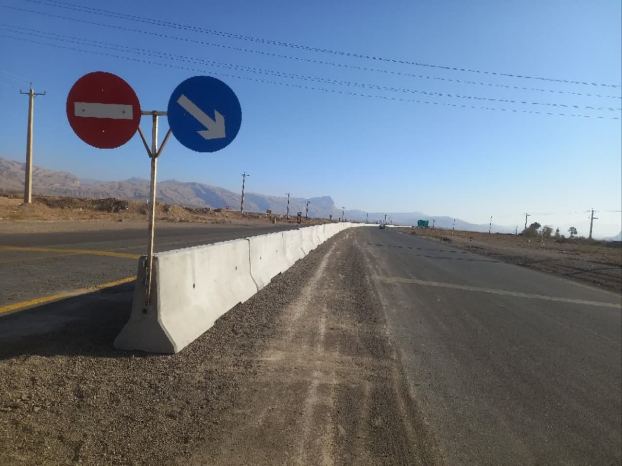 بازدید ابوالفضل قاسمی فرماندار شهرستان دلیجان ویوسفی رئیس شورای اسلامی شهر دلیجان از محور دلیجان نراق 

به همت راهداری و حمل و نقل جاده‌ای شهرستان دلیجان، و اداره کل راهداری وحمل ونقل جاده استان مرکزی، محور دلیجان نراق به طور کامل باز گشایی گردید.

 اقدامات انجام شده جهت اجرای این پروژه شامل نصب ۱۳۰ عدد نیوجرسی به متراژ ۵۲۰ متر، نصب انواع علائم ترافیکی و راهنما وخط کشی بود که توسط این اداره کل صورت گرفت .