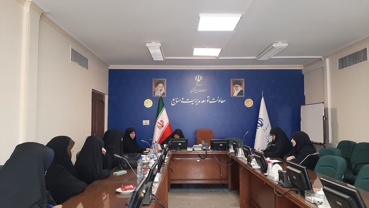 جلسه ستاد پشتیبانی از جبهه مقاومت بانوان به ریاست مفتح زاده مدیر کل امور زنان وخانواده استانداری پیرامون راهکارهای جلب مشارکت حداکثری بانوان در کمک به جبهه مقاومت وجهاد تبیین، در استانداری تشکیل گردید.
دراین جلسه ۳ عملیات مهم:

_ گردهم آیی بانوان فاطمی علیها سلام در شهرستانهای استان بویژه مرکز استان با راهبری اداره کل تبلیغات اسلامی وادارات تابعه وبسیج جامعه زنان استان وبا شرکت فعال حوزه ها و پایگاههای بسیج خواهران، نهادها وهیئتهای مردمی واقشار مختلف بانوان در جمعه ۱۴۰۳/۹/۹ مورد تأکید قرارگرفت.

_همچنین راه اندازی وتداوم غرفه های فروش تولیدات خانگی تحت عنوان اقتصاد مقاومتی در ایام الله شهادت وولادت حضرت فاطمه علیهاسلام و انفاق سود حاصله به نفع جبهه مقاومت ،مصوب شد.

_ مقرر گردید امسال همایش اسوه های صبر ومقاومت با شکوه بیشتری نسبت به سالهای گذشته وبا جذب پشتیبانی دستگاههای اجرایی ودعوت از اقشار مختلف نوجوانان وجوانان در یکی ازسالنهای ورزشی اراک در ایام ولادت حضرت صدیقه طاهره علیها سلام اجرا شود.

چهارشنبه ۸آذر ۱۴۰۳