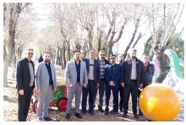 بازدید سرپرست معاونت سیاسی، امنیتی و اجتماعی فرمانداری از نمایشگاه پاییزه شهرداری شازند در پارک سوم خرداد