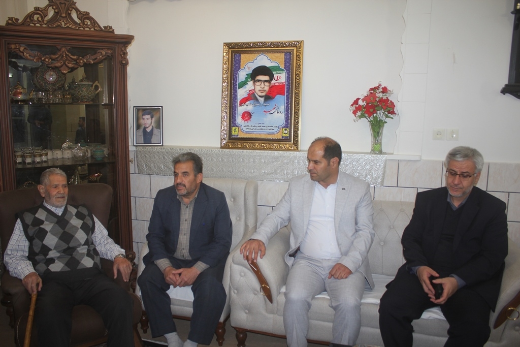 سرپرست فرمانداری خمین با خانواده شهید روحانی "سید رسول سیدین" دیدار کرد