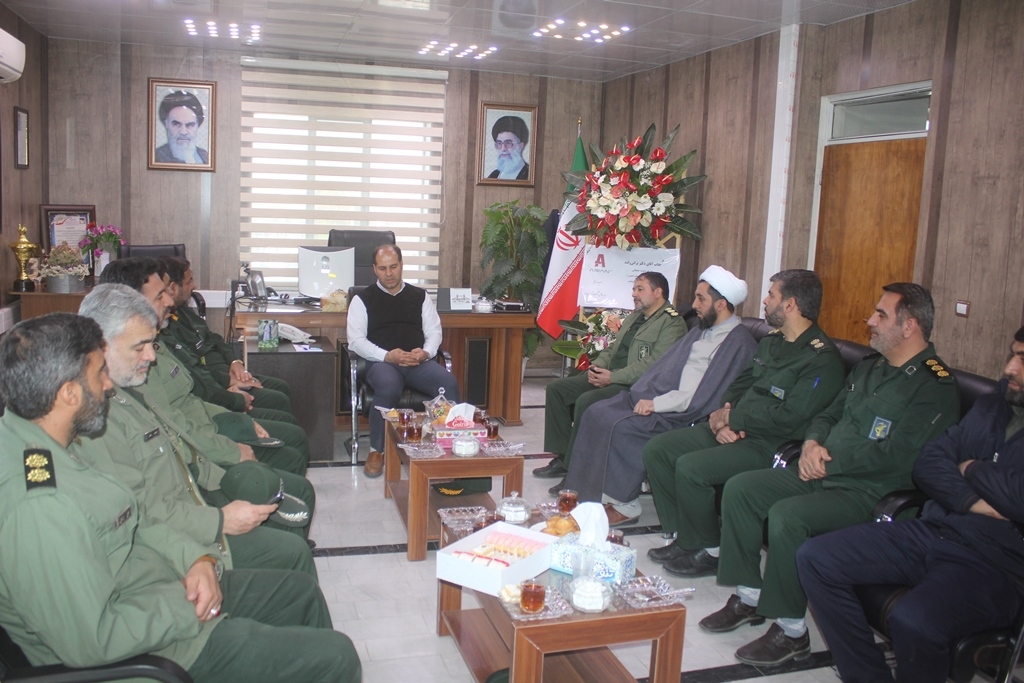 مسئول بازرسی سپاه استان و فرمانده و پرسنل ناحیه مقاومت بسیج شهرستان با سرپرست فرمانداری خمین دیدار کردند