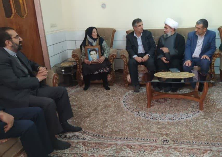 تجلیل استاندار مرکزی و فرماندار زرندیه از مادر شهید "ناصر وثوقی" در زرندیه