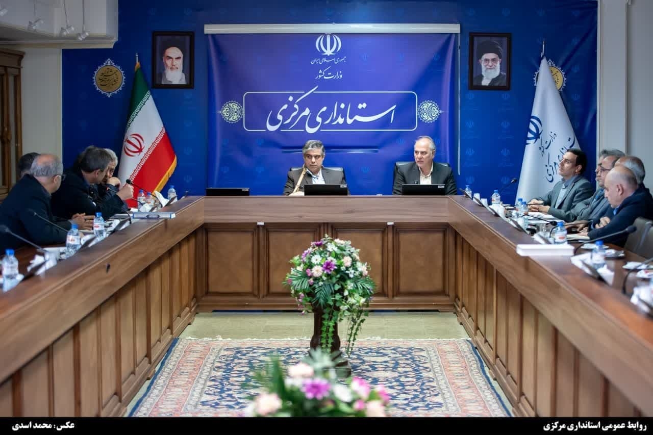 اولین حضور رسمی استاندار مرکزی در جلسات کاری پس از مصدومیت در سانحه رانندگی