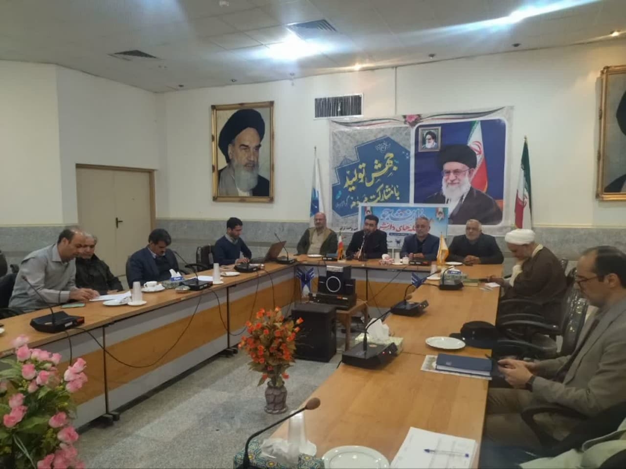 مراسم بزرگداشت روز دانشجو همزمان با سوگواری ایام شهادت حضرت فاطمه زهرا (س) درروز  چهارشنبه مورخ ۱۴۰۳/۰۹/۱۴ دانشگاه آزاد اسلامی واحد نراق برگزار شد  
در این مراسم ابتدا سرپرست واحد نراق و دلیجان  ضمن خیر مقدم به حضار و میهمانان ویژه ؛  ایام شهادت حضرت زهرا (س) را تسلیت و روز دانشجو را تبریک گفت و واقعه شهادت حضرت فاطمه (س) را در دفاع از ولایت و در ادامه خط نبوت معرفی کرد. سپس  فرماندار شهرستان دلیجان با تسلیت ایام فاطمیه و گرامیداشت روز دانشجو، به روایت حادثه  ۱۶ آذر ۱۳۳۲ پرداخته و یاد شهدای آن روز را گرامی داشت.  قاسمی در بخش دیگری از سخنان خود و با اشاره به وقایع تاریخی  نقش شهدای دانشجو را در دفاع از نظام و ولایت از دوران دفاع مقدس تاکنون خاطرنشان ساخت.