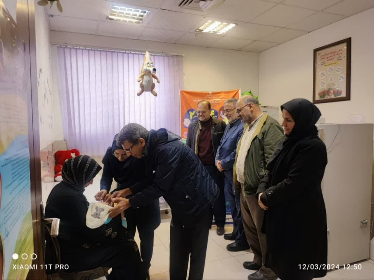 همزمان با سراسر کشور؛
🔶 آیین رونمایی از واکسن روتاویروس در دلیجان
به گزارش روابط عمومي شبکه بهداشت و درمان 
🔸 آیین رونمایی از واكسن روتاویروس و اضافه شدن  این واکسن به سبد واکسیناسیون با حضور مدیر شبکه بهداشت و درمان، فرماندار،رئیس مرکز بهداشت، کارشناس مسئول گروه مبارزه با بیماریهای واگیر و پرسنل مرکز خدمات جامع سلامت  شماره دو، برگزار شد.


🔸 افراد می‌توانند به مراکز بهداشتی مراجعه کنند و بر اساس برنامه‌ زمان‌بندی واکسیناسیون کودکان و اطفال، واکسیناسیون روتاویروس را نیز انجام دهند.

🔸 واکسن روتاویروس در سنین ۲ و ۴ و ۶ ماهگی تزریق می‌شود و حداقل از سالانه ۱۰ هزار بیماری اسهال شدید و نیاز به بستری در اطفال و کودکان جلوگیری خواهد کرد.