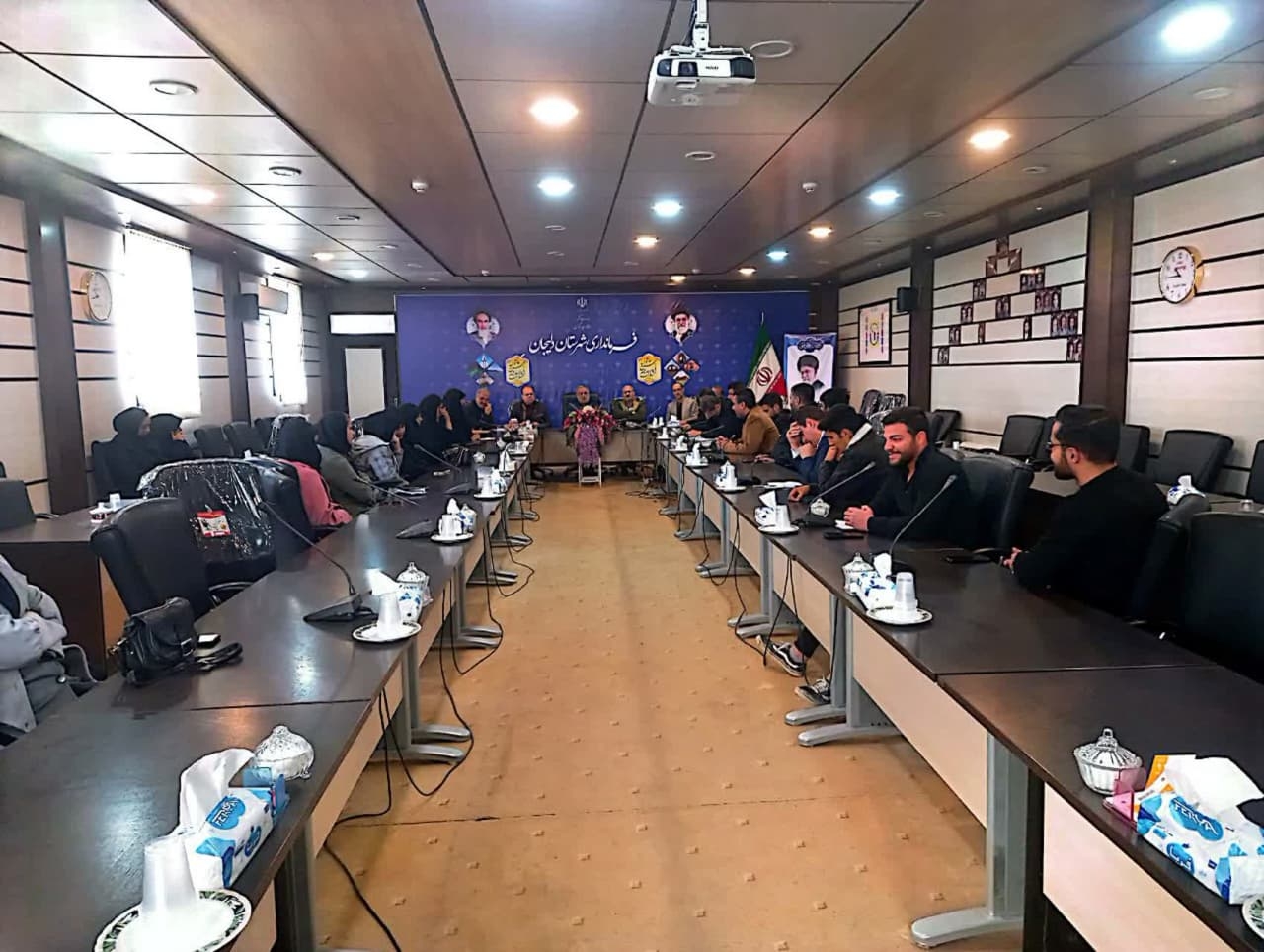 به مناسبت فرارسیدن روز دانشجو تعدادی از دانشجویان دانشگاه پیام نور مرکز دلیجان به همراه برخی از اساتید با فرماندار و مدیران دستگاه‌های اجرایی و مدیریت شهری (دلیجان و نراق ) دیدار داشتند.
در این جلسه دانشجویان به مسائل فرهنگی،اجتماعی،اقتصادی و .. اشاره کردند.
در پایان این نشست فرماندار و مدیران حاضر در جلسه به سوالات مطرح شده توسط دانشجویان پاسخ دادند.
اهم مطالب عنوان شده در دیدار دانشجویان و مدیران شهرستان..
🛑 حضور گسترده اتباع غیر مجاز
🔴 آلایندگی صنایع 
🟠 کمبود فضای آموزشی