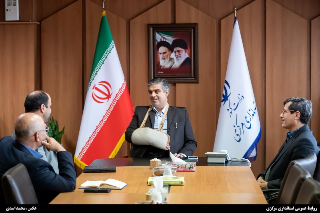 استاندار مرکزی: در کنار توسعه اقتصادی و عمرانی باید به موضوعات اجتماعی بپردازیم