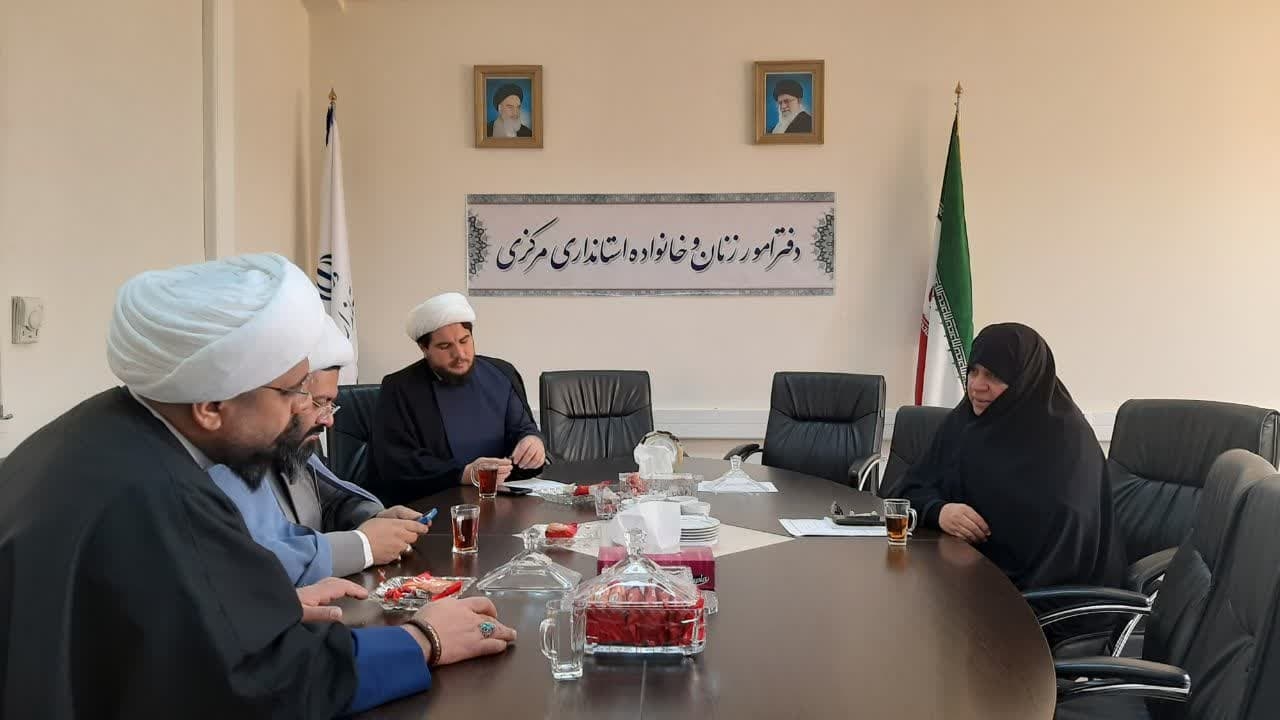 جلسه ستاد مردمی جمعیت به ریاست مفتح زاده مدیر کل دفتر زنان وخانواده استانداری و باحضور حجت الاسلام تاج آبادی مسئول ستاد مردمی جمعیت استان وسایر اعضا پیرامون مسائل حوزه جمعیت استان در دفتر تشکیل گردید.
یکشنبه ۱۸آذر ۱۴۰۳