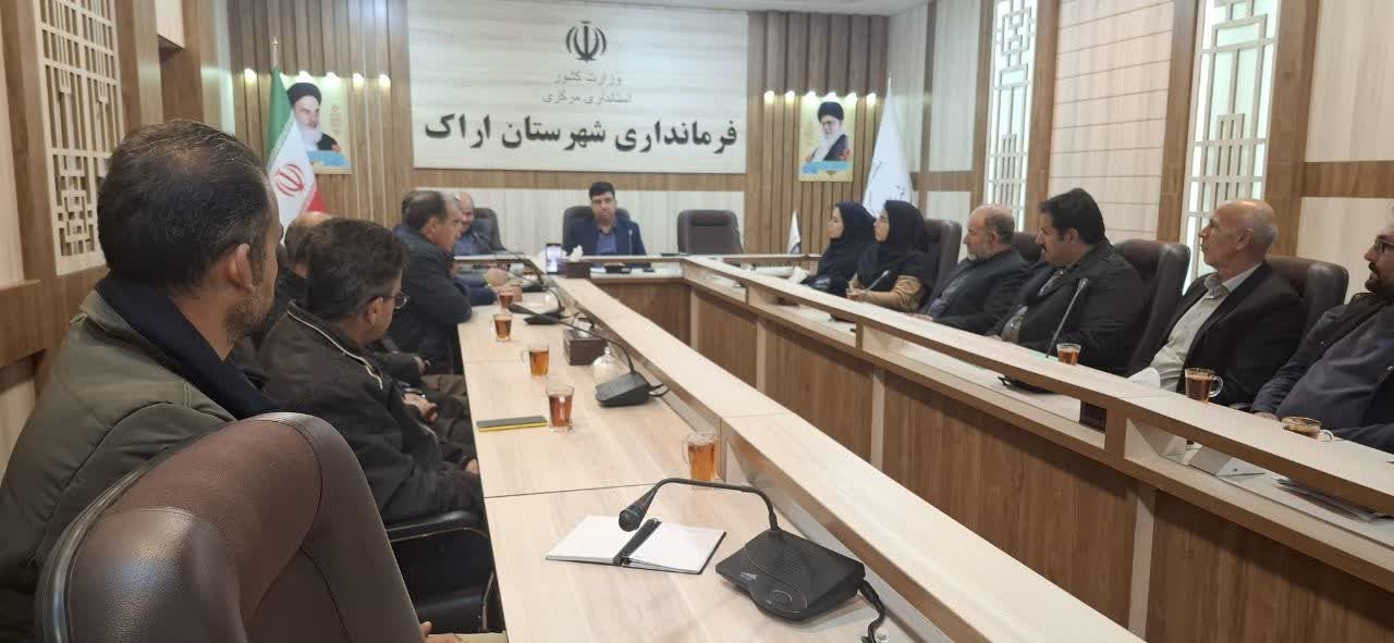 نشست صمیمی فرماندار شهرستان اراک با تعدادی از شوراها و دهیاران