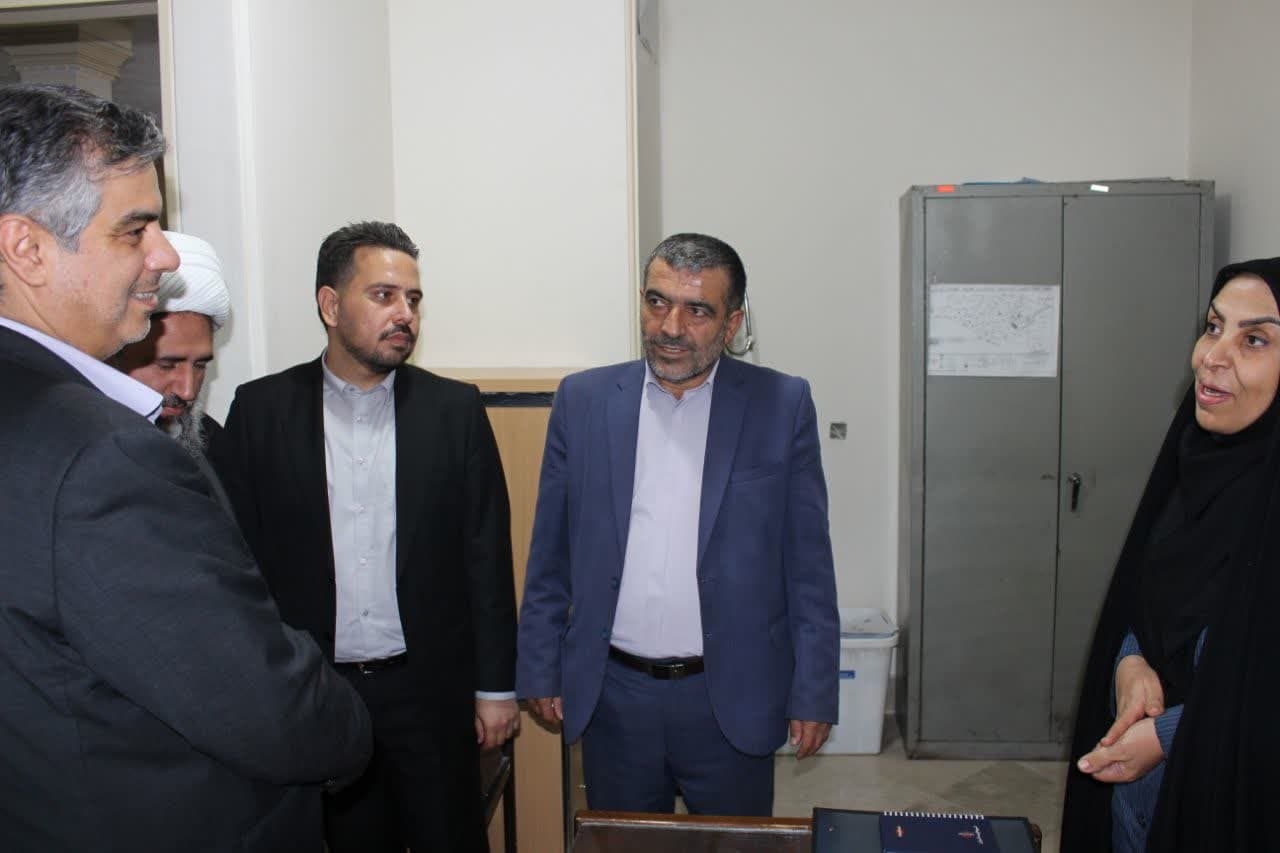 سرکشی و دیدار استاندار مرکزی با همکاران فرمانداری زرندیه