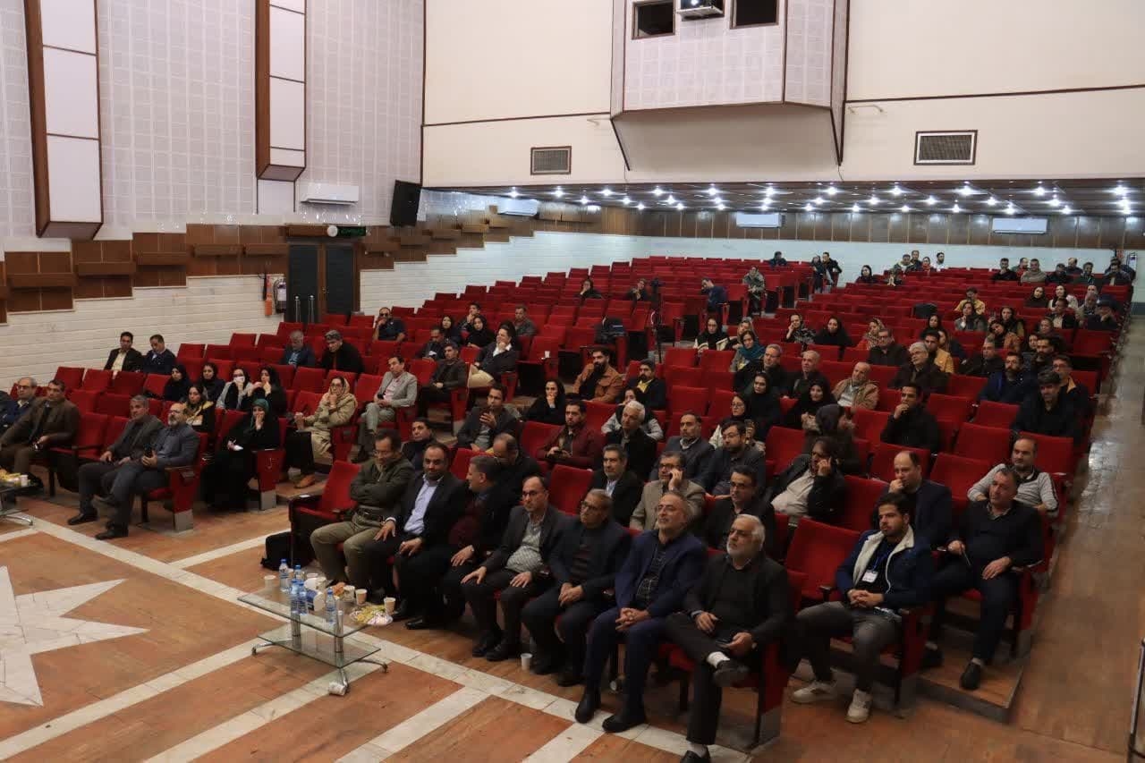 ⭕️ همایش نقش مشارکت مردمی در توسعه گردشگری و رونق اقتصادی در محلات برگزار شد. 

🔹️به گزارش روابط عمومی فرمانداری شهرستان دلیجان، صبح روز سه‌شنبه ۲۰ آذر، ️همایش نقش مشارکت مردمی در توسعه گردشگری و رونق اقتصادی، باحضور فرماندارشهرستان دليجان، مدیرکل دفتر روستایی و امور شوراهای استانداری مرکزی، مدیرکل میراث فرهنگی گردشکری و صنایع دستی استان، فرماندار شهرستان محلات و تعدادی از مسئولین و فعالین حوزه گردشگری، با سخنرانی عباس برزگر، کارآفرین برتر ملی در حوزه گردشگری در فرهنگسرای اندیشه محلات برگزار شد. 

🔸️مهندس مرادی مدیرکل میراث‌فرهنگی گردشگری و صنایع دستی استان مرکزی نیز با تأکید بر ضرورت آموزش در این زمینه گفت: آموزش، به‌عنوان نخستین و مهم‌ترین گام در این مسیر، به فعالان گردشگری این امکان را می‌دهد که با درک عمیق‌تری از ظرفیت‌های فرهنگی و طبیعی منطقه، خدماتی متناسب با نیازهای گردشگران ارائه دهند. 
وی همچنین بر اهمیت نیازسنجی تاسیسات گردشگری تأکید کرد و گفت: تاسیسات گردشگری باید با دقت به شناسایی نیازهای گردشگران بپردازند