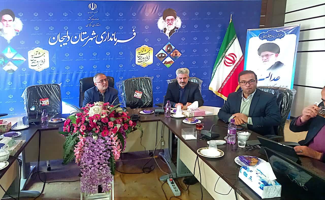 🟠 برگزاری جلسه توجیهی احداث نیروگاه خورشیدی صنایع شهرستان دلیجان
روز سه شنبه مورخ ۱۴۰۳/۰۹/۲۰ با حضور فرماندار ،مشاور مدیر عامل ،مدیر دفتر بازاریابی برق و مدیریت مصرف برق استان مرکزی و مدیر اداره برق دلیجان جلسه‌ای دو ساعته با حضور اصحاب صنایع برگزار گردید..
موضوعات مهمی که در جلسه مذکور مطرح شد:
۱-کاهش شدید ذخایر سوخت نیروگاههای حرارتی 
۲-افزایش ناترازی انرژی برق در کشور در تابستان سال آینده
۳-نیاز مبرم به استفاده از نیروگاه‌های تجدید پذیر بالاخص خورشیدی در کشور
🛑۴-آمادگی توانیر برای واگذاری زمینهای اختصاص یافته جهت ایجاد نیروگاه‌های خورشیدی توسط بخش خصوصی
۵-ارایه توضیحات فنی و کارشناسی لازم به مدیران محترم صنایع شهرستان در خصوص احداث نیروگاه خورشیدی با ظرفیت ۸۰درصد دیماند مصرفی و معافیت کامل از مدیریت ناترازی در تابستان سال آینده
۶-پرسش و پاسخ مدیران محترم صنایع با مدیران توزیع برق استان مرکزی  و دریافت پاسخهای لازم