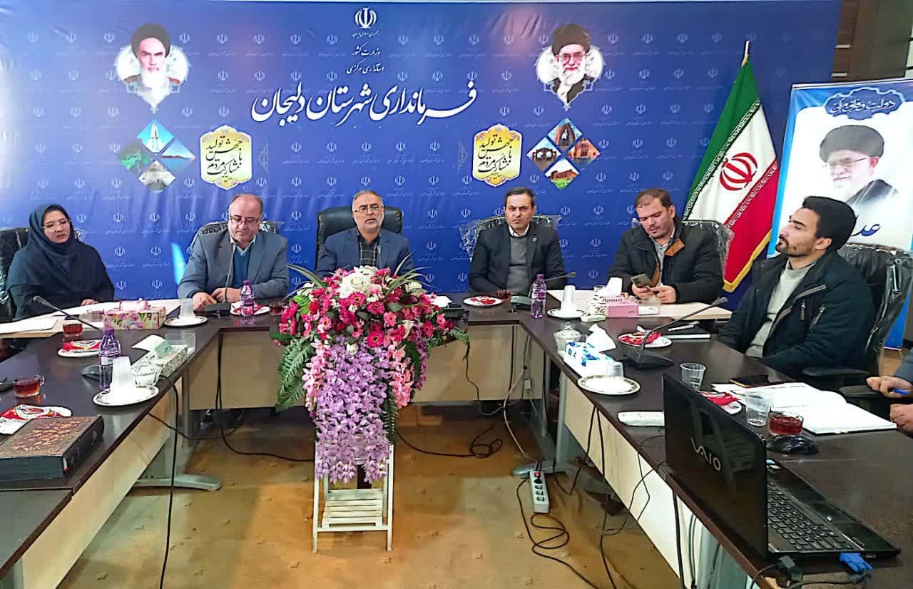 جلسه کارگروه ماده ۱۴ قانون هوای پاک با موضوع آلایندگی کارخانه های تولید ایزوگام و قیر شهرستان دلیجان به ریاست آقای قاسمی فرماندار دلیجان و با حضور مدیران کل محیط زیست و سازمان استاندارد و معاون و نماینده سازمان صنعت و معدن و شرکت نفت و پارک علم و فناوری استان مرکزی و با شرکت تعدادی از مدیران واحد‌های تولیدی ایزوگام  دلیجان برگزار شد.
مهم ترین مصوبات به شرح زیر است:۱-عدم فعالیت واحد‌های تولیدی ایزوگام و قیر در شب  و عدم حرارت دهی قیر  در شب ها.
۲- شروع فیلتراسیون واحد‌های تولیدی ایزوگام 
۳-عقد قرارداد واحد‌های تولیدی ایزوگام با شرکت های دانش بنیان دارای دانش روز تولید فیلتر استاندارد
۴- ممنوعیت کامل ورود لجن اسیدی و  قیر غیر استاندارد به واحد‌های تولیدی (در صورت مشاهده این تخلف،  برخورد قانونی صورت خواهد گرفت.)
۵- نصب دوربین برای شناسایی واحد‌های آلاینده و دود زا در شهرک های صنعتی 
۶- تسریع در تکمیل شهرک صنایع آلاینده خوشو در ۱۸ کیلومتری شهر دلیجان برای انتقال واحد‌های تولیدی آلاینده 
۷-پرداخت تسهیلات صندوق اعتباری سازمان محیط زیست کشور به واحد های متقاضی کاهش آلایندگی خود
۸-نصب دستگاه های سنجش آلاینده های دارای بو مانند so2 در شهرستان دلیجان.
۹- شروع نمونه برداری از قیر مصرفی واحدهای ایزوگام  توسط سازمان استاندارد و  اجرای خود اظهاری واحد‌های ایزوگام 
۱۰- ایجاد واحد‌های پژوهش و توسعه R&D در واحد‌های بزرگ ایزوگام و قیر دلیجان برای  بروز رسانی و اصلاح فرمولاسیون تولید و کسب دانش روز جهانی تولید عایق رطوبتی 
۱۱- مکاتبه و پیگیری با مسوولان استان قم برای جلوگیری از تولید قیر اسیدی در برخی واحد‌های  تصفیه روغن سوخته  این استان
۱۲- ممنوعیت احداث واحد‌های تولیدی ایزوگام و قیر در منطقه تا اطلاع ثانوی.
۱۳- درخواست از مردم برای اطلاع رسانی تخلفات مشاهده شده  واحد‌های صنعتی آلاینده به مراجع قانونی شهرستان دلیجان .