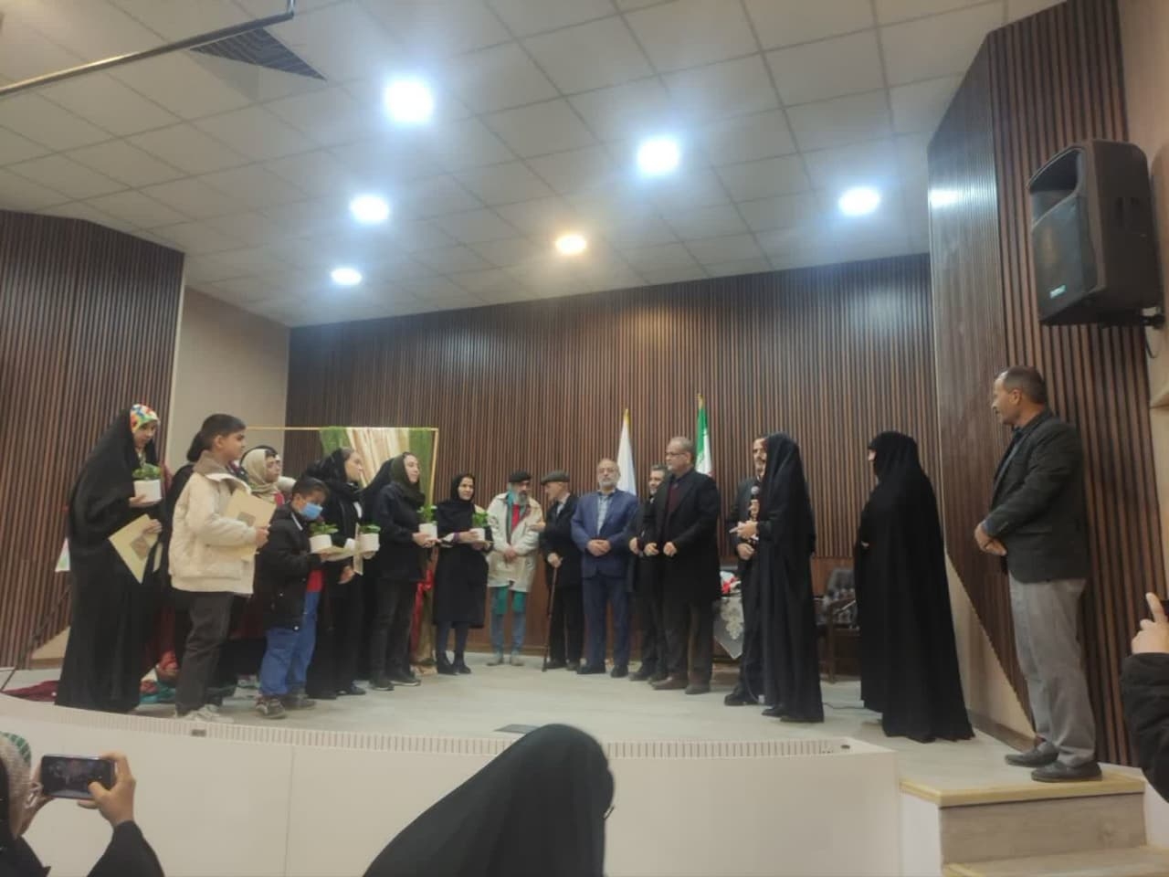 کتاب دوشنبه های داستان در پیشواز شب یلدا رونمایی شد. 

به همت اداره کتابخانه های عمومی، حوزه بسیج خواهران الزهرا(س)، اداره فرهنگ و ارشاد اسلامی و کانون پرورش فکری کودکان و نوجوانان آیین رونمایی از کتاب «دوشنبه های داستان» مجموعه داستان های جمعی از نویسندگان دلیجان و محلات به سرپرستی حمید صادقی رییس اداره فرهنگ و ارشاد اسلامی محلات، با حضور ابوالفضل قاسمی فرماندار ، استاد حامد جلالی نویسنده،داستان نویس و سردبیر مجله (سلام بچه ها)، ،مهندس سام امین صالحی شهردار، استاد غلامعلی صفری و مهدی قاسمی اعضای انجمن کتابخانه های عمومی،سید احمد رضوی رییس اداره فرهنگ و ارشاد اسلامی،فهیمه لطفعلی رییس اداره کتابخانه های عمومی برگزار شد