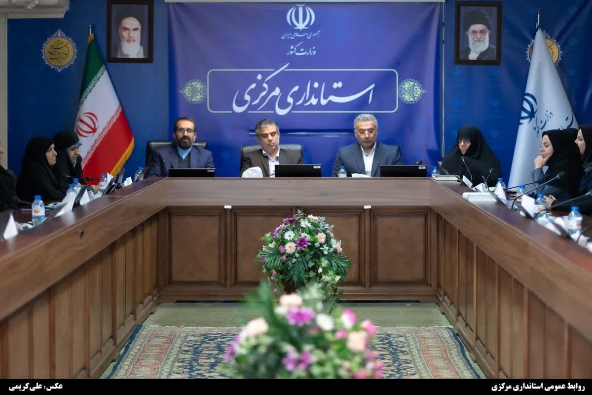 تجلیل استاندار مرکزی از بانوان شاغل در استانداری به مناسبت روز زن