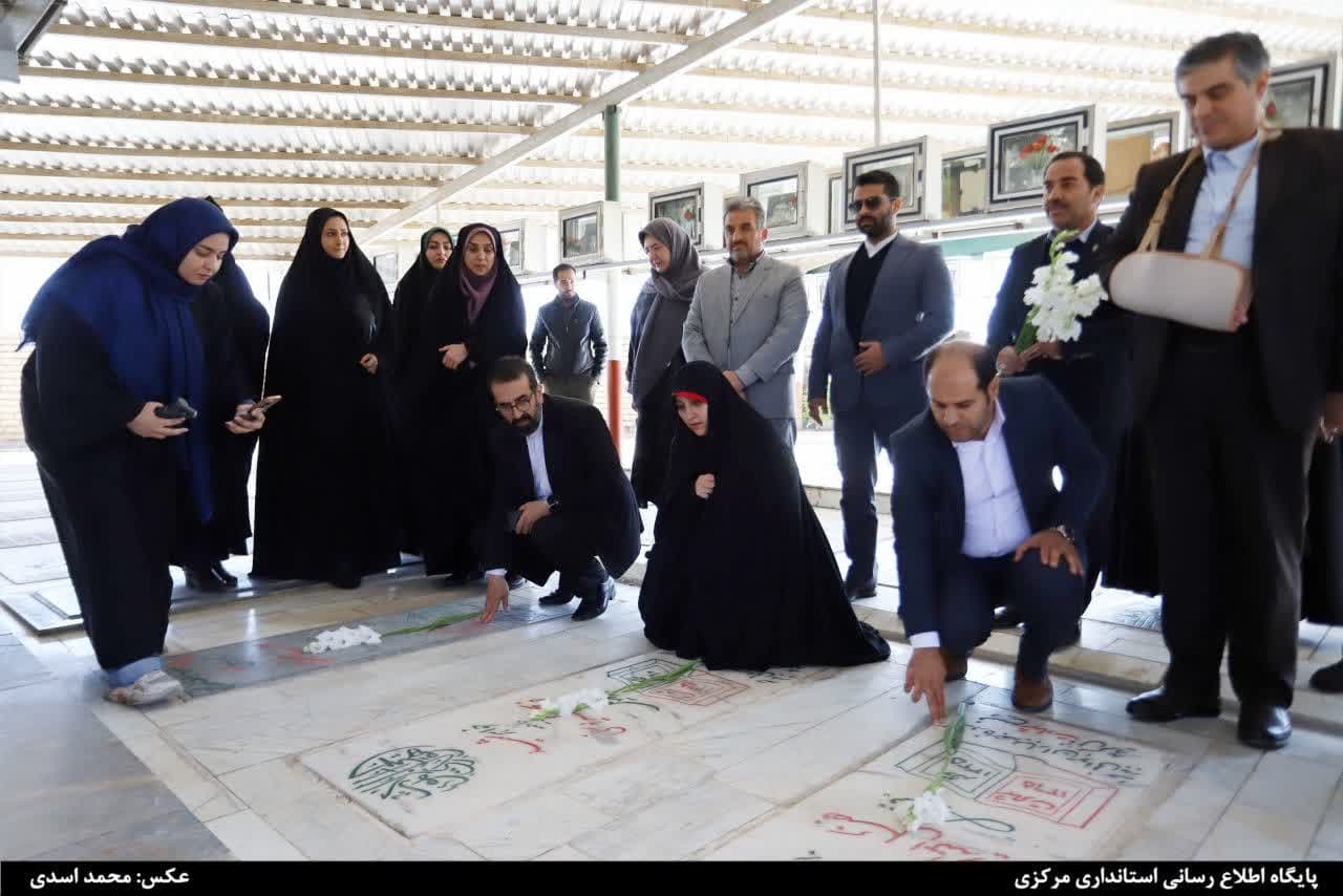 ادای احترام معاون رئیس جمهور به شهدای شهرستان خمین