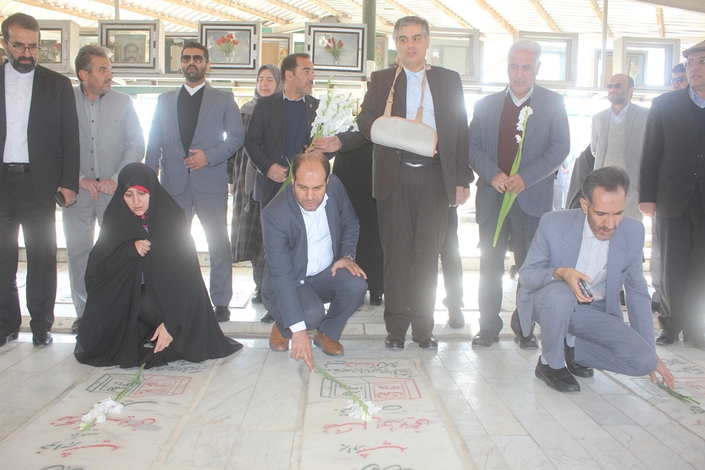 قبور مطهر شهدای خمین با حضور معاون رئیس‌جمهور در امور زنان و خانواده گلباران شد